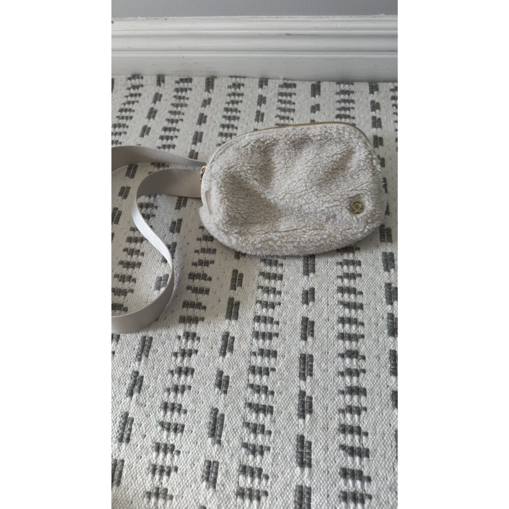 Lululemon Everywhere Belt Bag Large 1L White Opal & Gold Plush Fleece